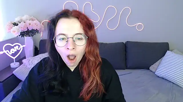 Snapshot of Mini_Diva chatting on 11.22.25 Mini Diva online show from 11.22.25