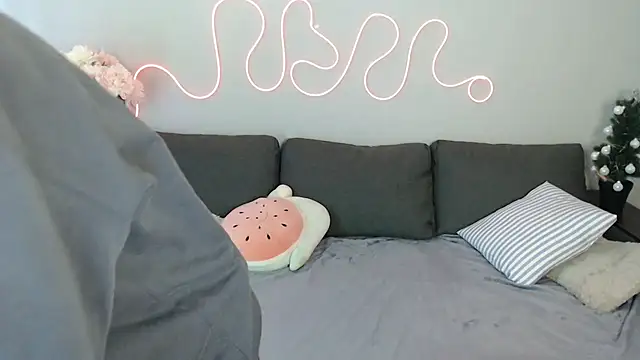 Snapshot of Mini_Diva chatting on 12.14.25 Mini Diva online show from 12.14.25