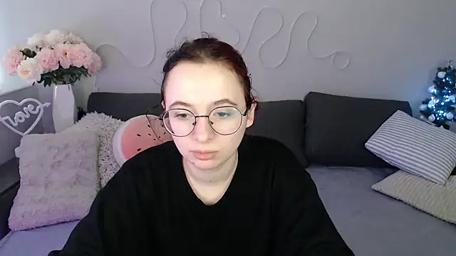 Snapshot of Mini_Diva chatting on 12.16.25 Mini Diva online show from 12.16.25