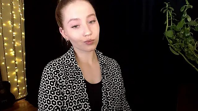 Snapshot of SindiWatsoon chatting on 10.29.25 SindiWatsoon online show from 10.29.25