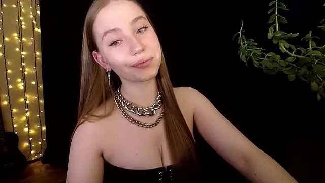 Snapshot of SindiWatsoon chatting on 10.30.25 SindiWatsoon online show from 10.30.25