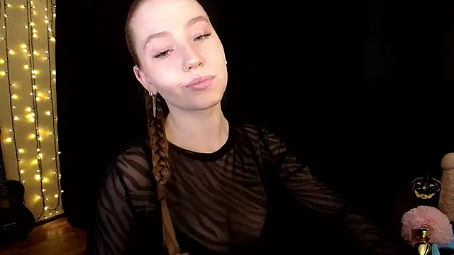 Snapshot of SindiWatsoon chatting on 10.31.25 SindiWatsoon online show from 10.31.25