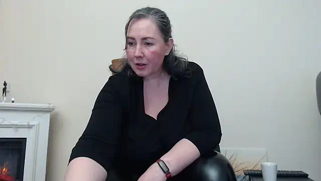 Snapshot of MilfGina chatting on 03.14.25 MilfGina online show from 03.14.25