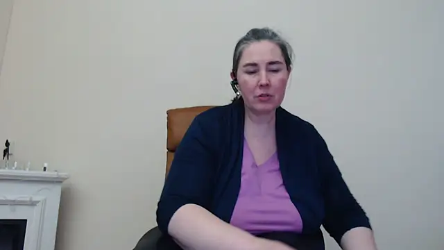 Snapshot of MilfGina chatting on 03.18.25 MilfGina online show from 03.18.25