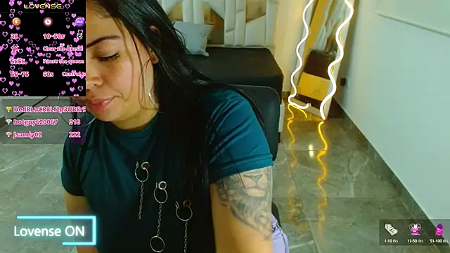 Snapshot of martinna_tay chatting on 01.24.25 martinna tay online show from 01.24.25