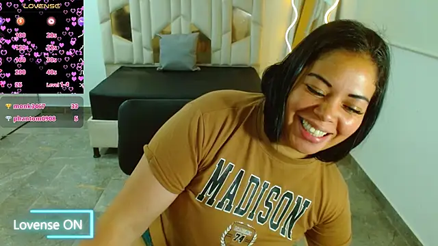 Snapshot of martinna_tay chatting on 01.25.25 martinna tay online show from 01.25.25