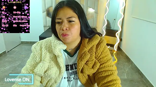 Snapshot of martinna_tay chatting on 01.30.25 martinna tay online show from 01.30.25