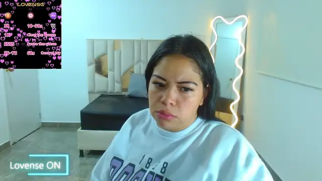 Snapshot of martinna_tay chatting on 02.04.25 martinna tay online show from 02.04.25