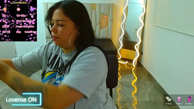 Snapshot of martinna_tay chatting on 02.08.25 martinna tay online show from 02.08.25