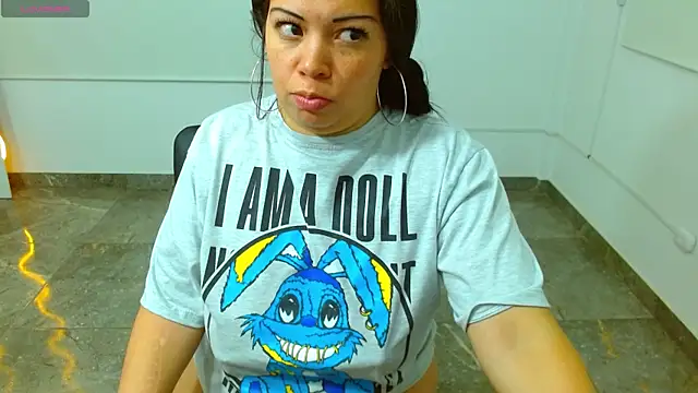 Snapshot of martinna_tay chatting on 02.26.25 martinna tay online show from 02.26.25