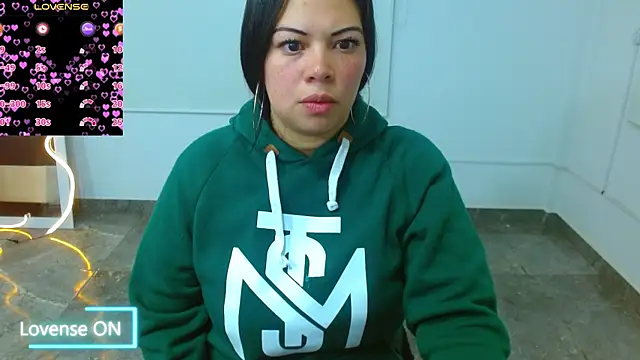 Snapshot of martinna_tay chatting on 03.08.25 martinna tay online show from 03.08.25