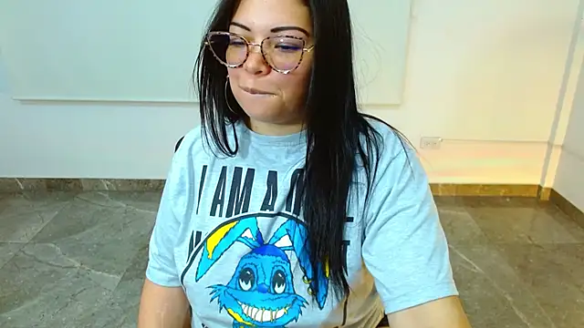 Snapshot of martinna_tay chatting on 03.17.25 martinna tay online show from 03.17.25