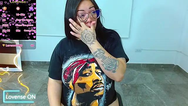 Snapshot of martinna_tay chatting on 03.19.25 martinna tay online show from 03.19.25