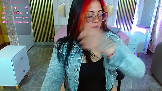 Snapshot of martinna_tay chatting on 11.10.25 martinna tay online show from 11.10.25