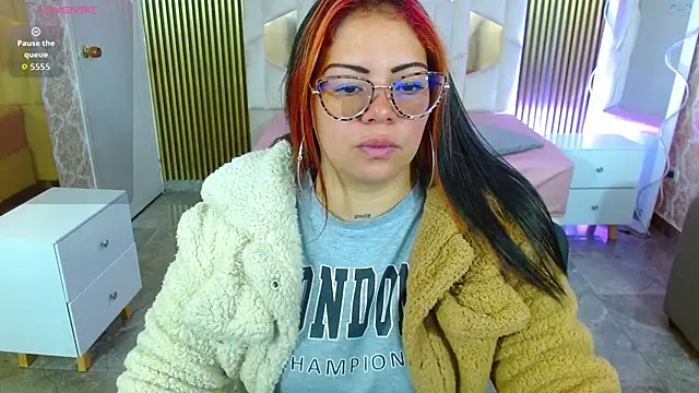 Snapshot of martinna_tay chatting on 11.18.25 martinna tay online show from 11.18.25