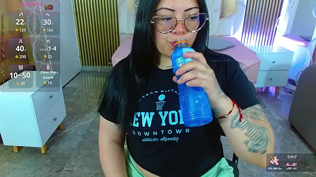 Snapshot of martinna_tay chatting on 11.21.25 martinna tay online show from 11.21.25