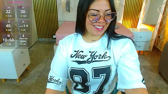 Snapshot of martinna_tay chatting on 12.01.25 martinna tay online show from 12.01.25