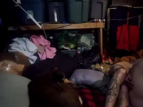 Snapshot of hungandtatted666 chatting on 09.10.25 hungandtatted666 online show from 09.10.25