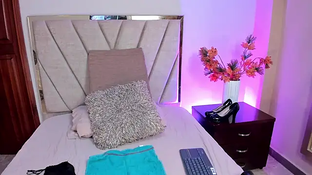 Snapshot of AlissaNix chatting on 11.14.25 AlissaNix online show from 11.14.25