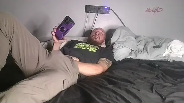 Snapshot of deepinnnnn chatting on 10.31.25 deepinnnnn online show from 10.31.25