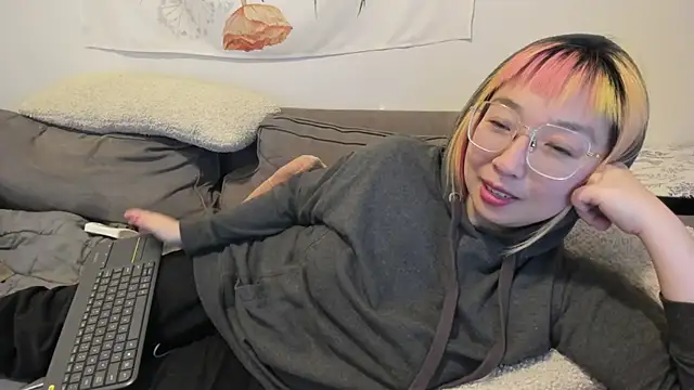 Snapshot of luxgray chatting on 12.04.24 luxgray online show from 12.04.24