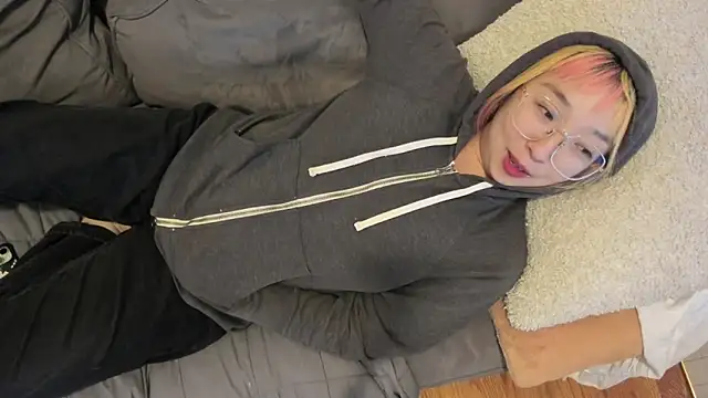 Snapshot of luxgray chatting on 12.10.24 luxgray online show from 12.10.24