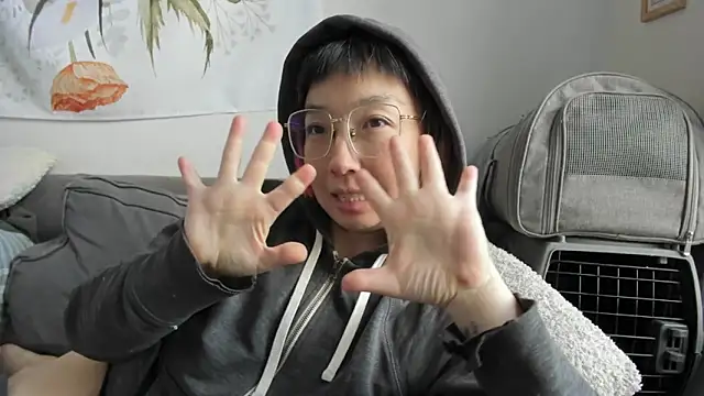 Snapshot of luxgray chatting on 12.21.25 luxgray online show from 12.21.25