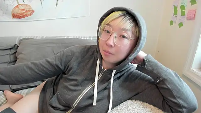 Snapshot of luxgray chatting on 06.19.26 luxgray online show from 06.19.26