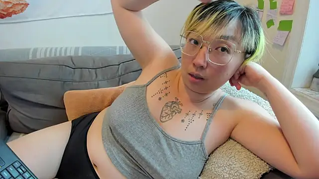 Snapshot of luxgray chatting on 07.18.26 luxgray online show from 07.18.26