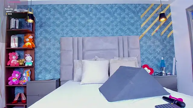 NiiaMoore online show from 04.07.26