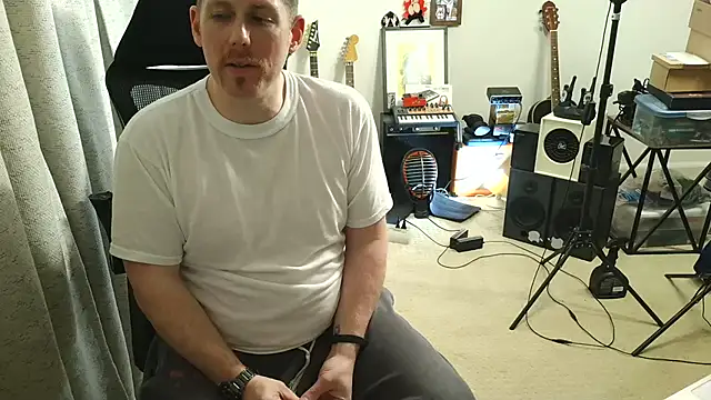 Snapshot of Rock_Pierce chatting on 11.03.25 Rock Pierce online show from 11.03.25