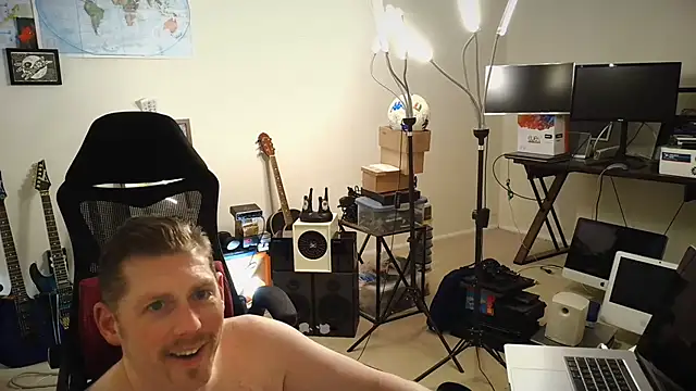 Snapshot of Rock_Pierce chatting on 11.05.25 Rock Pierce online show from 11.05.25