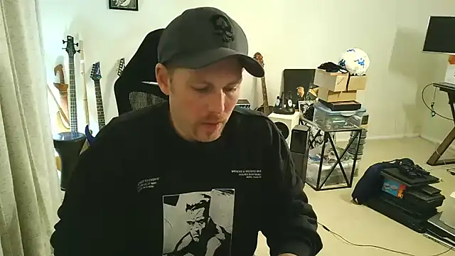 Snapshot of Rock_Pierce chatting on 11.15.25 Rock Pierce online show from 11.15.25