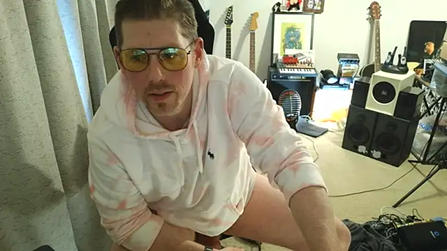 Snapshot of Rock_Pierce chatting on 11.18.25 Rock Pierce online show from 11.18.25