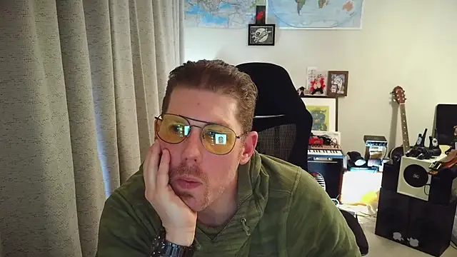 Snapshot of Rock_Pierce chatting on 11.19.25 Rock Pierce online show from 11.19.25