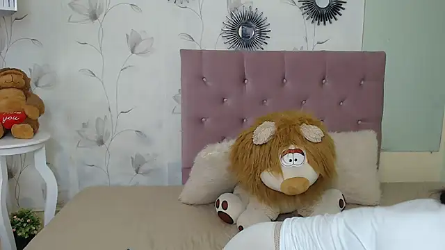 Snapshot of ariel_milk chatting on 02.17.25 ariel milk online show from 02.17.25