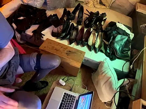 Snapshot of alexheels_boots chatting on 09.25.25 alexheels boots online show from 09.25.25