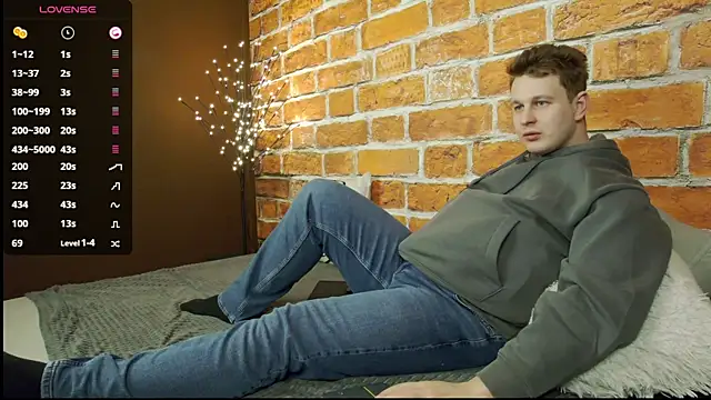 Snapshot of charlie_smiley chatting on 12.21.25 charlie smiley online show from 12.21.25