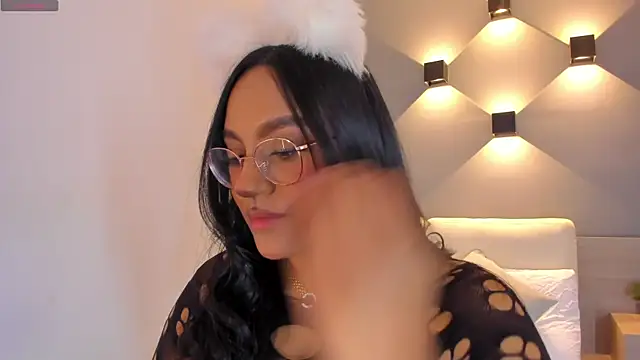 Snapshot of ellamontoya chatting on 10.30.25 ellamontoya online show from 10.30.25