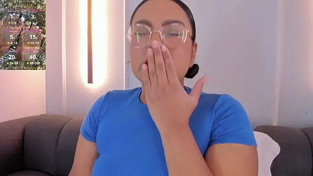 Snapshot of ellamontoya chatting on 11.04.25 ellamontoya online show from 11.04.25