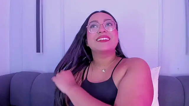 Snapshot of ellamontoya chatting on 11.21.25 ellamontoya online show from 11.21.25