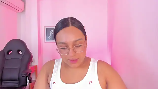 Snapshot of ellamontoya chatting on 12.14.25 ellamontoya online show from 12.14.25