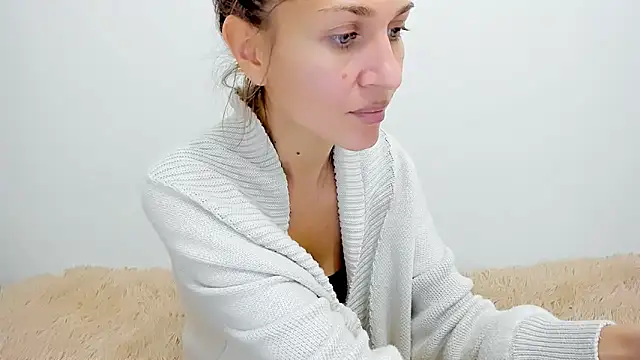 Mona Cruz online show from 10.12.25