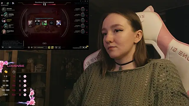 Snapshot of MoonlishSiren chatting on 12.04.25 MoonlishSiren online show from 12.04.25