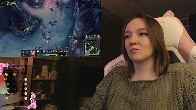 Snapshot of MoonlishSiren chatting on 12.05.25 MoonlishSiren online show from 12.05.25