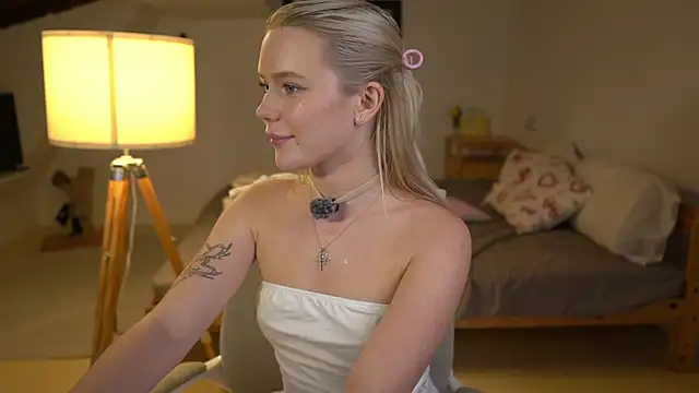 Snapshot of LexieLoree chatting on 11.13.25 LexieLoree online show from 11.13.25