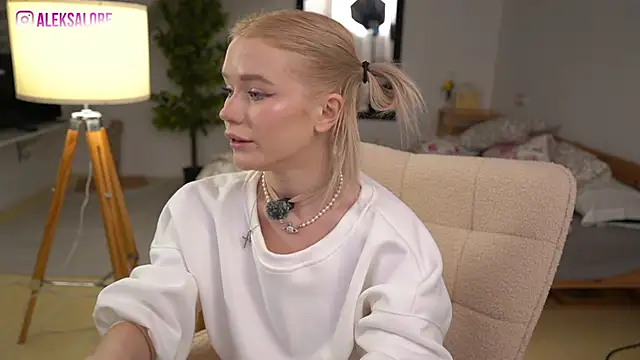 Snapshot of LexieLoree chatting on 12.05.25 LexieLoree online show from 12.05.25