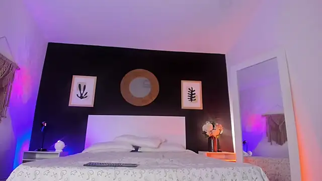 Snapshot of VioletPaket chatting on 10.27.25 VioletPaket online show from 10.27.25