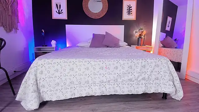 Snapshot of VioletPaket chatting on 11.14.25 VioletPaket online show from 11.14.25