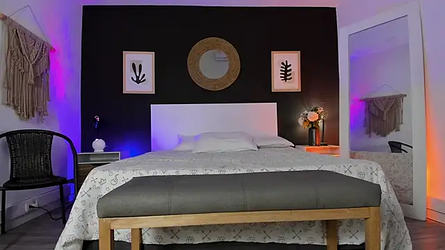 Snapshot of VioletPaket chatting on 11.23.25 VioletPaket online show from 11.23.25